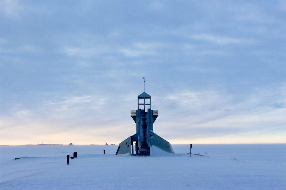 Turm auf schneebedecktem Feld