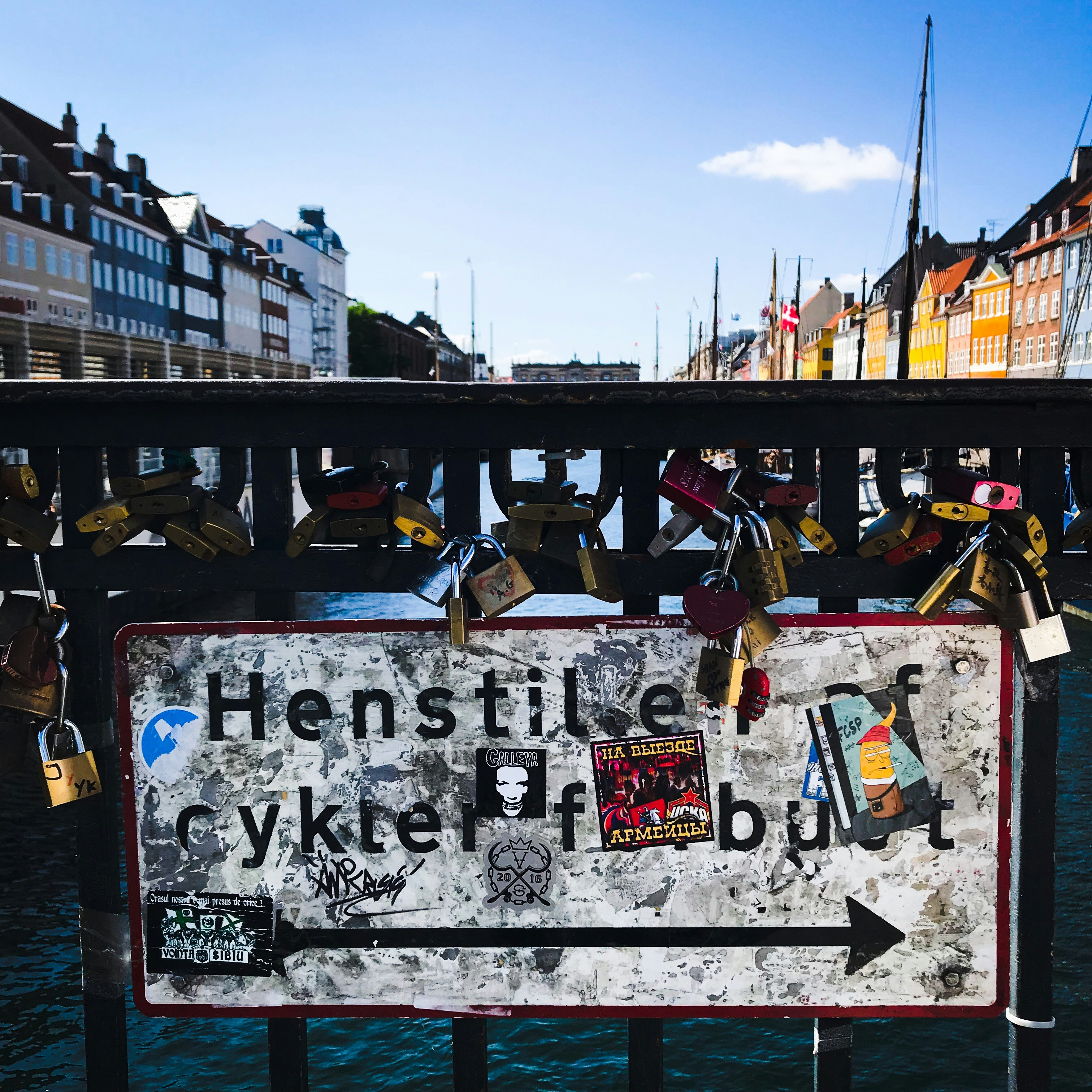 Weiße und rote Beschilderung auf der Brücke