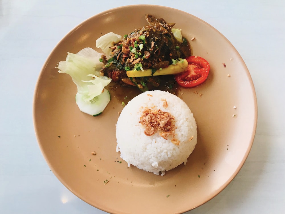 Teller mit Reis und gekochten Speisen