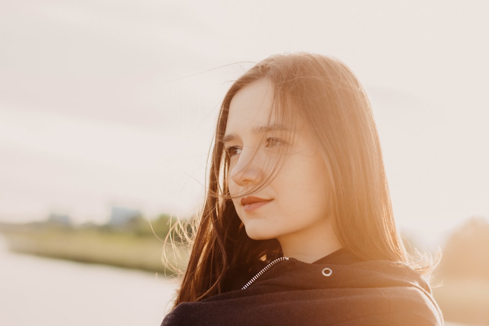 Foto de enfoque superficial de mujer en top negro