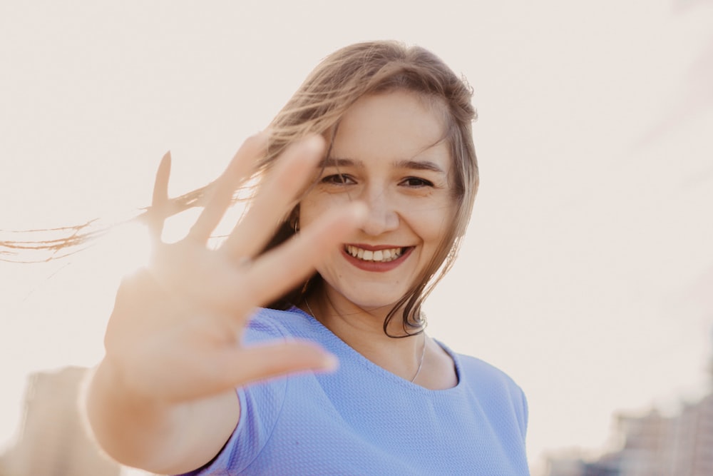 shallow focus photo of woman in blue top