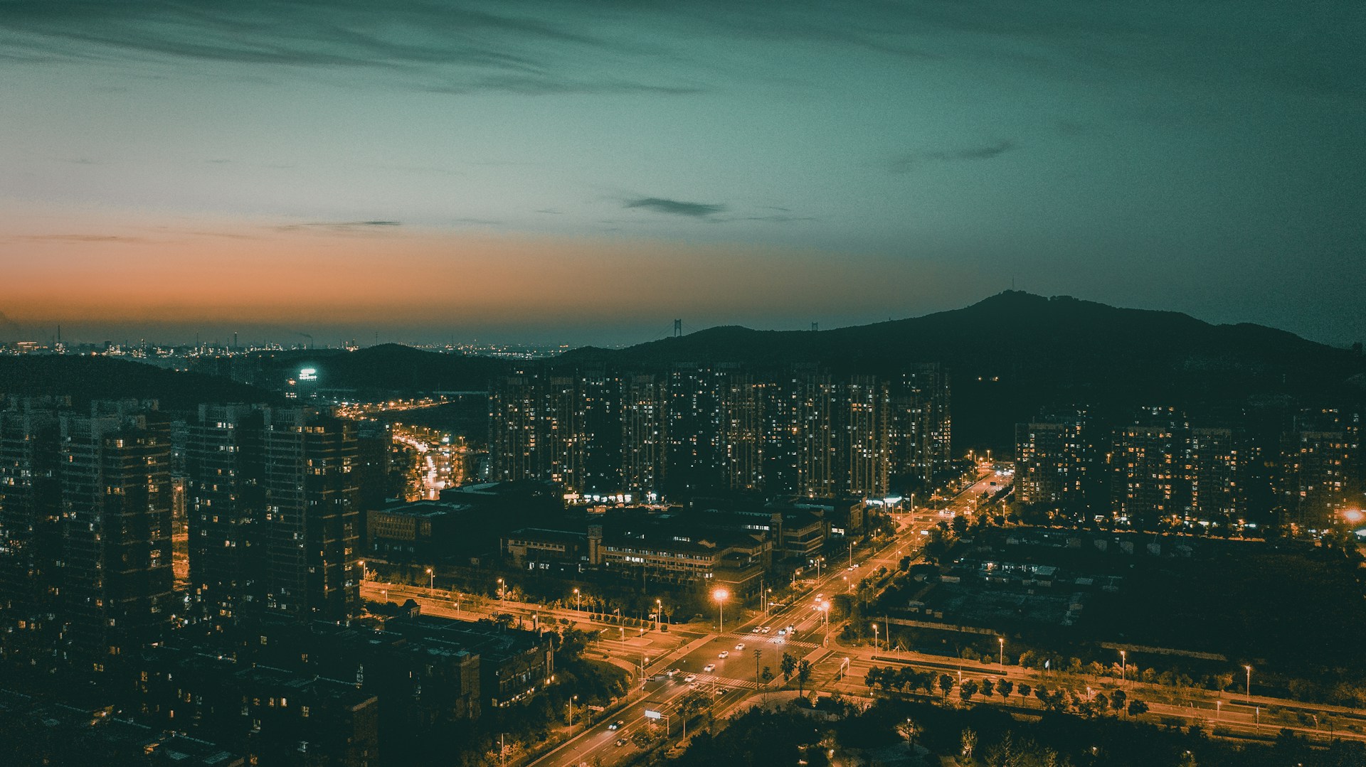 gray computer monitor