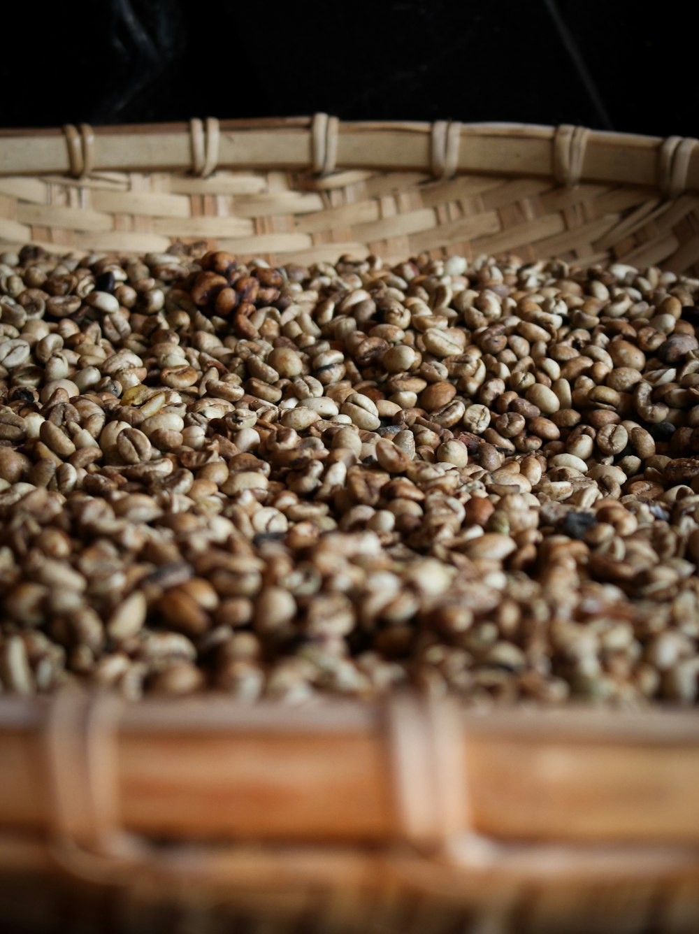 granos de café en una canasta tejida marrón