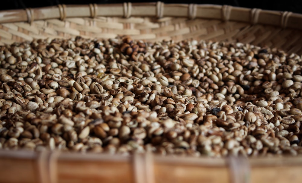 Grãos de café na cesta marrom Winnowing