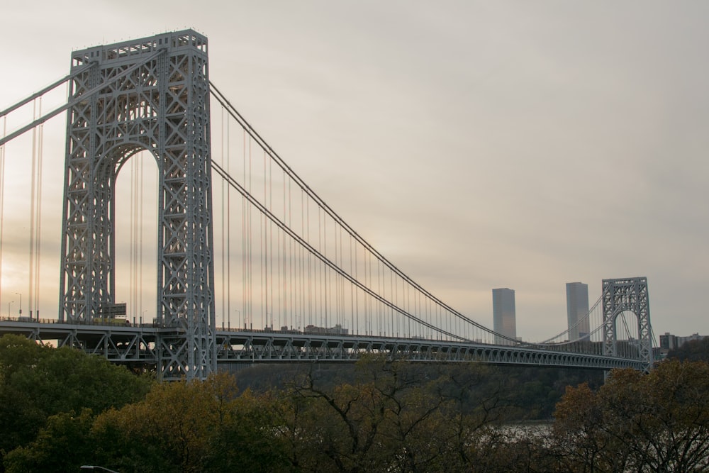 Pont en métal gris sous les nuages blancs