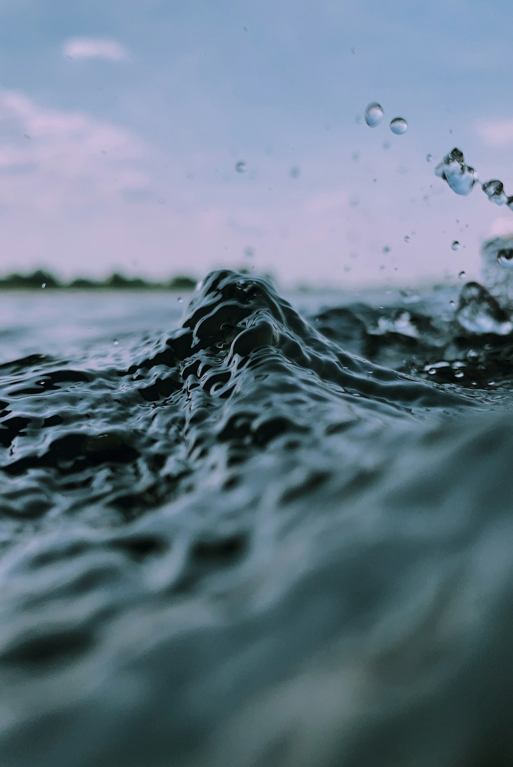 salpicaduras de agua en la superficie del mar