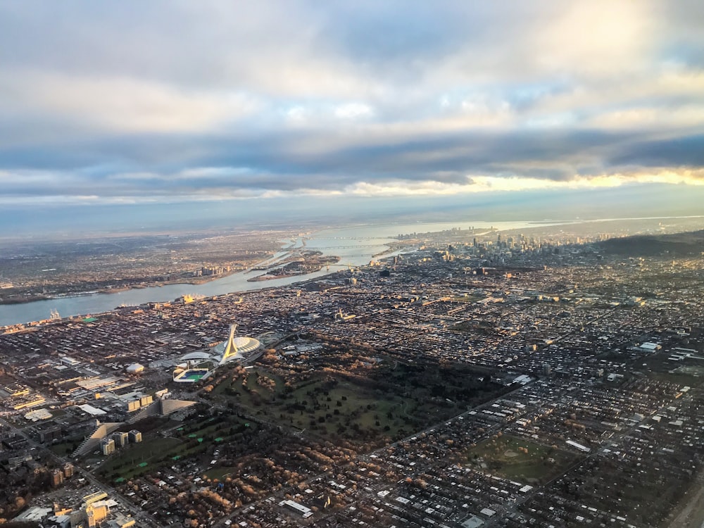 Fotografía aérea de casas cerca del mar bajo cielos azules y blancos