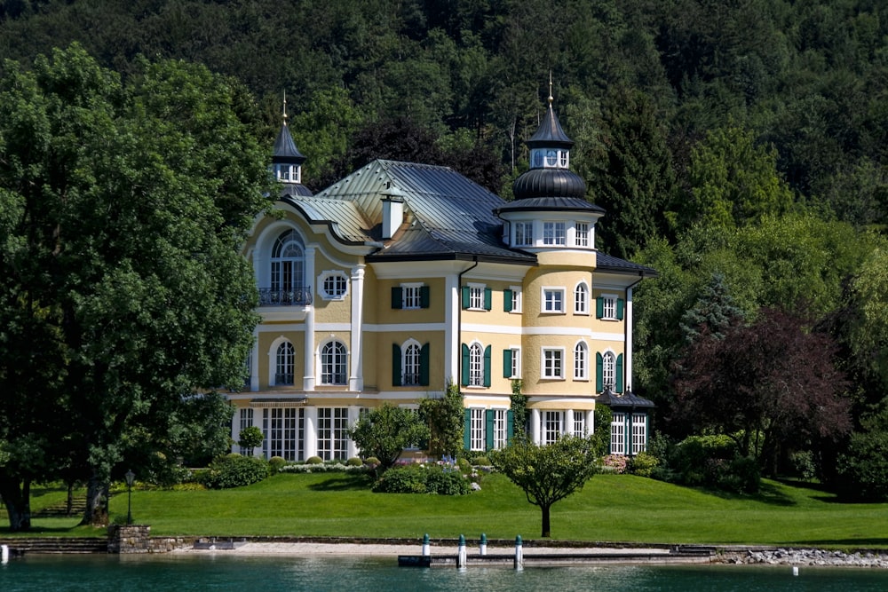 Casa dipinta di beige e bianco circondata da alberi