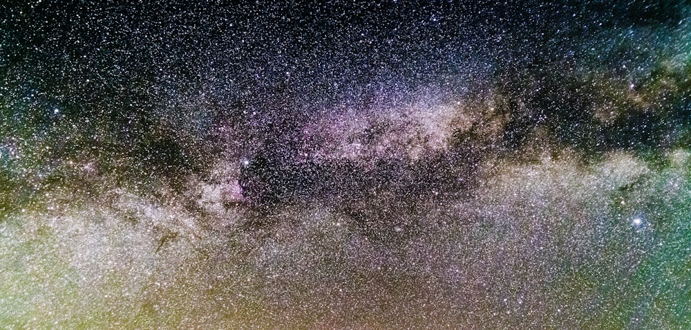 o céu noturno está cheio de estrelas e nuvens