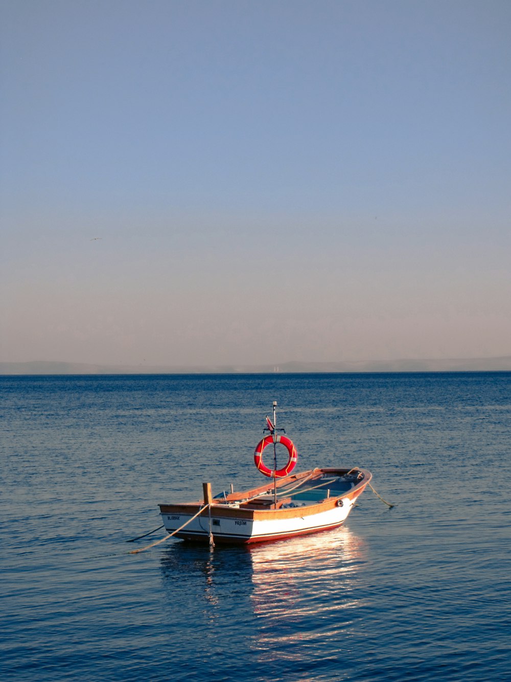 Bateau orange et blanc