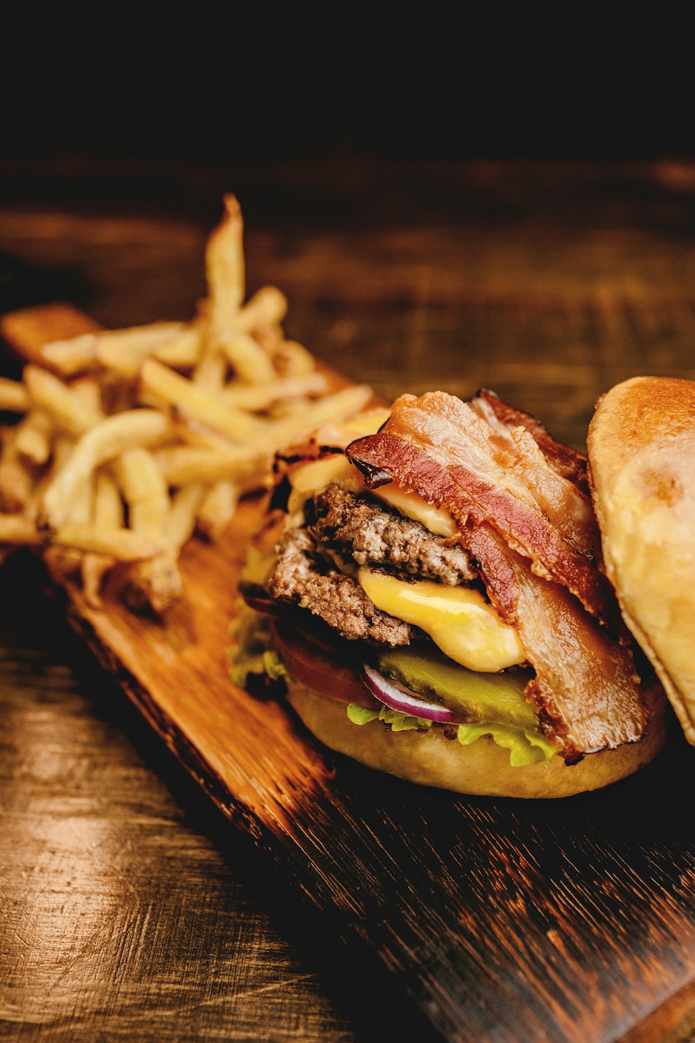 Cheeseburger und Bratkartoffeln