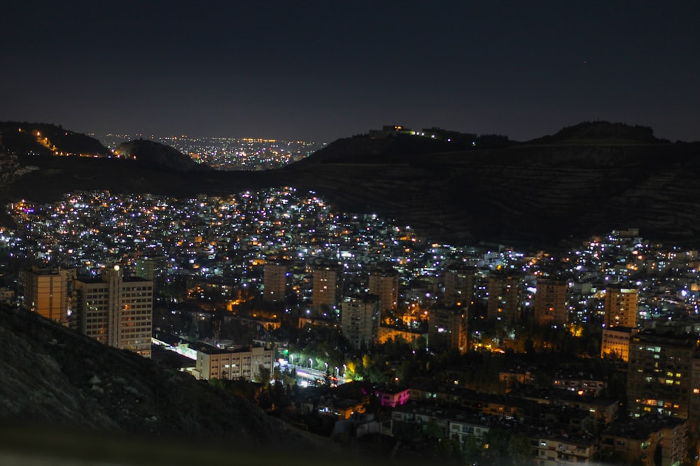 Fotografía a vista de pájaro de las luces de la ciudad