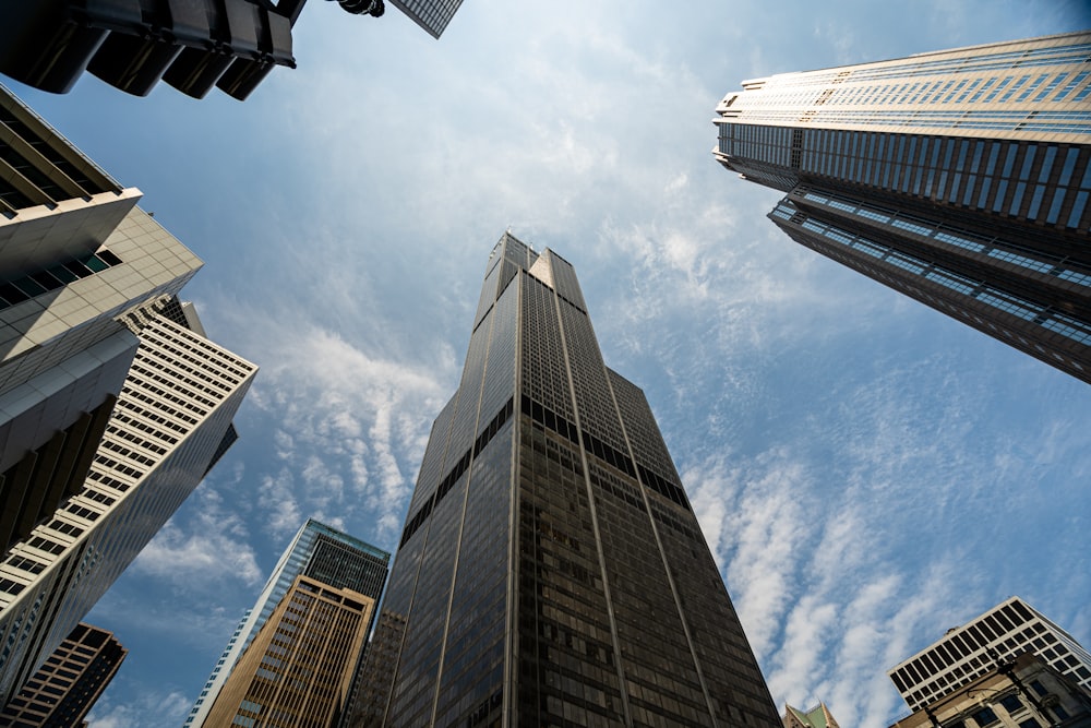 Foto de ángulo bajo de edificios de gran altura