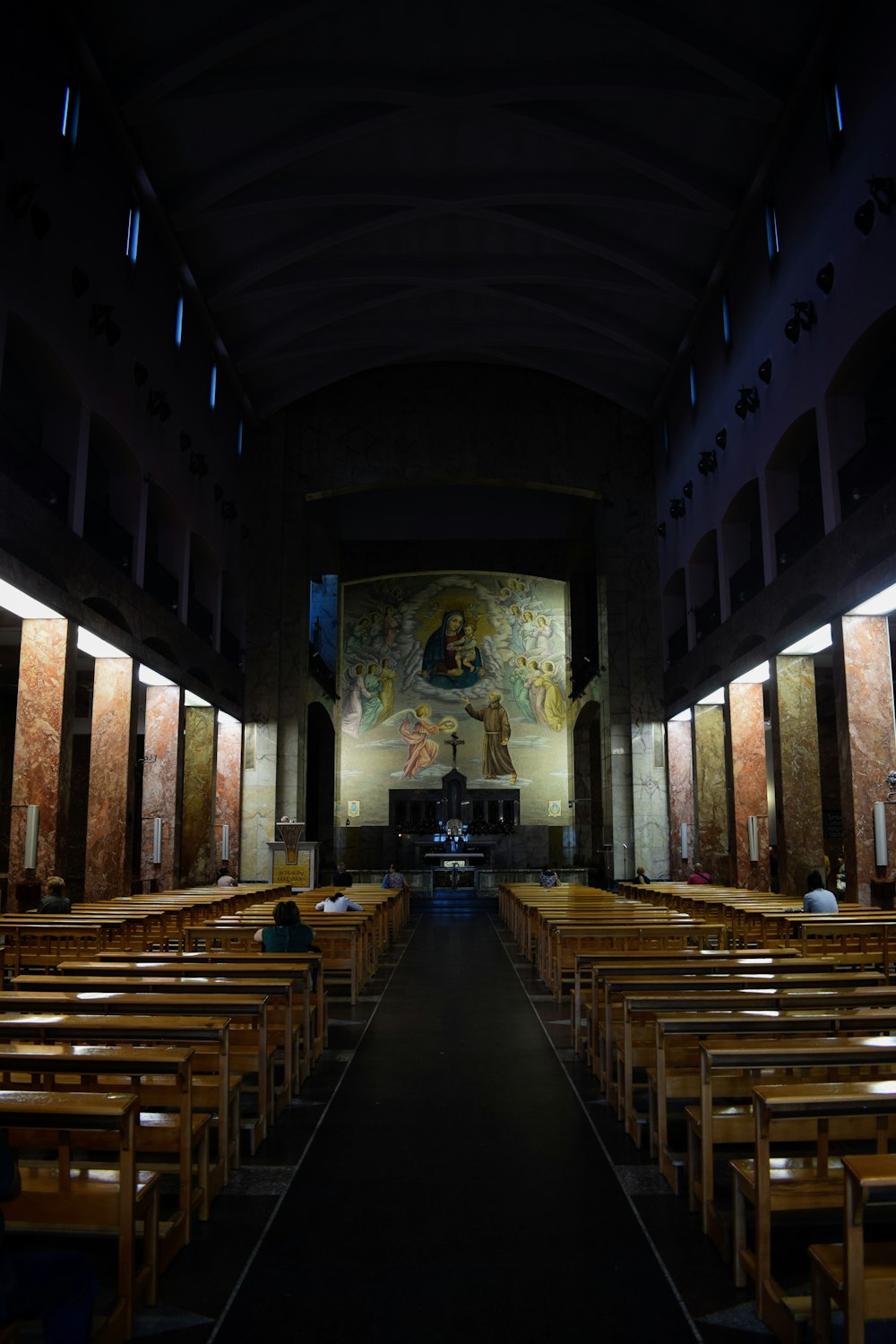 Interior de la catedral marrón y gris