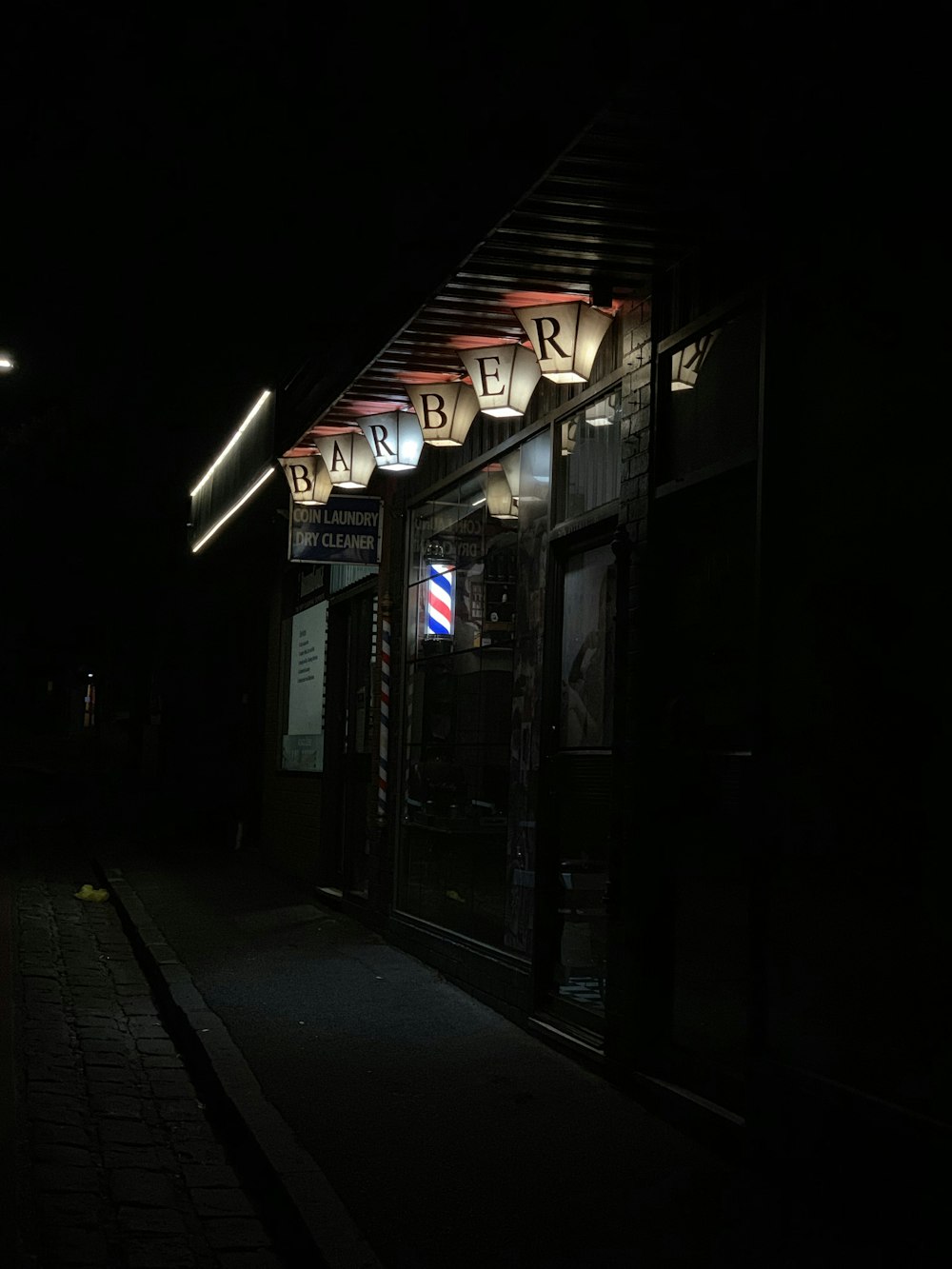 Barbearia durante a noite