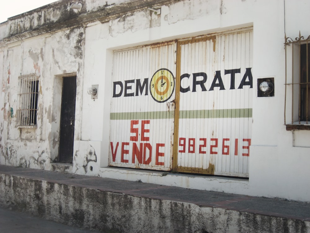 Democarat Se Vende building