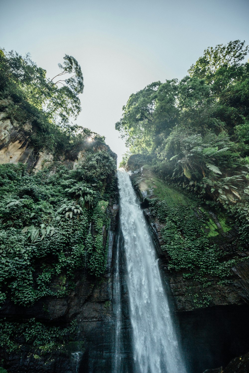 fotografia de cachoeiras durante o dia