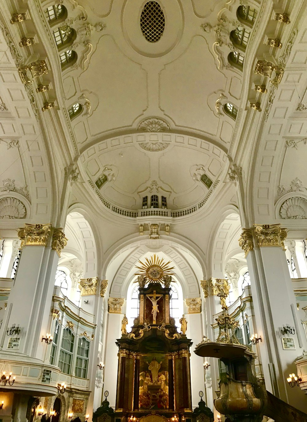 White And Gold Painted Cathedral Ceiling Photo Free