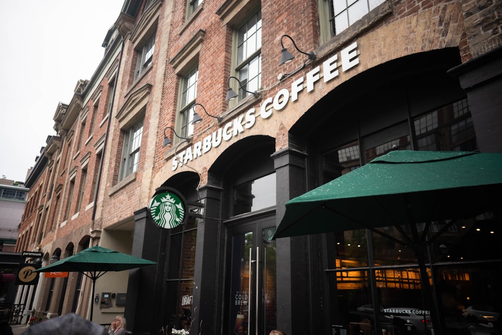 Edificio Starbucks Coffee durante il giorno