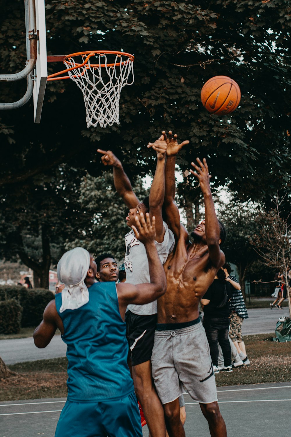 Männer spielen Basketball