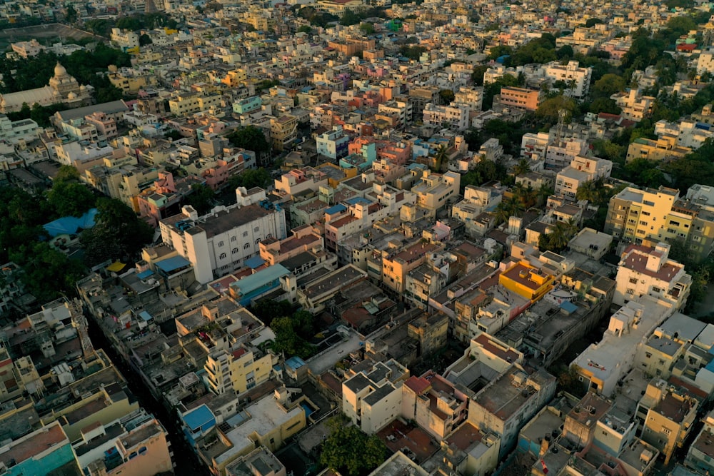 コンクリートの建物のローアングル写真