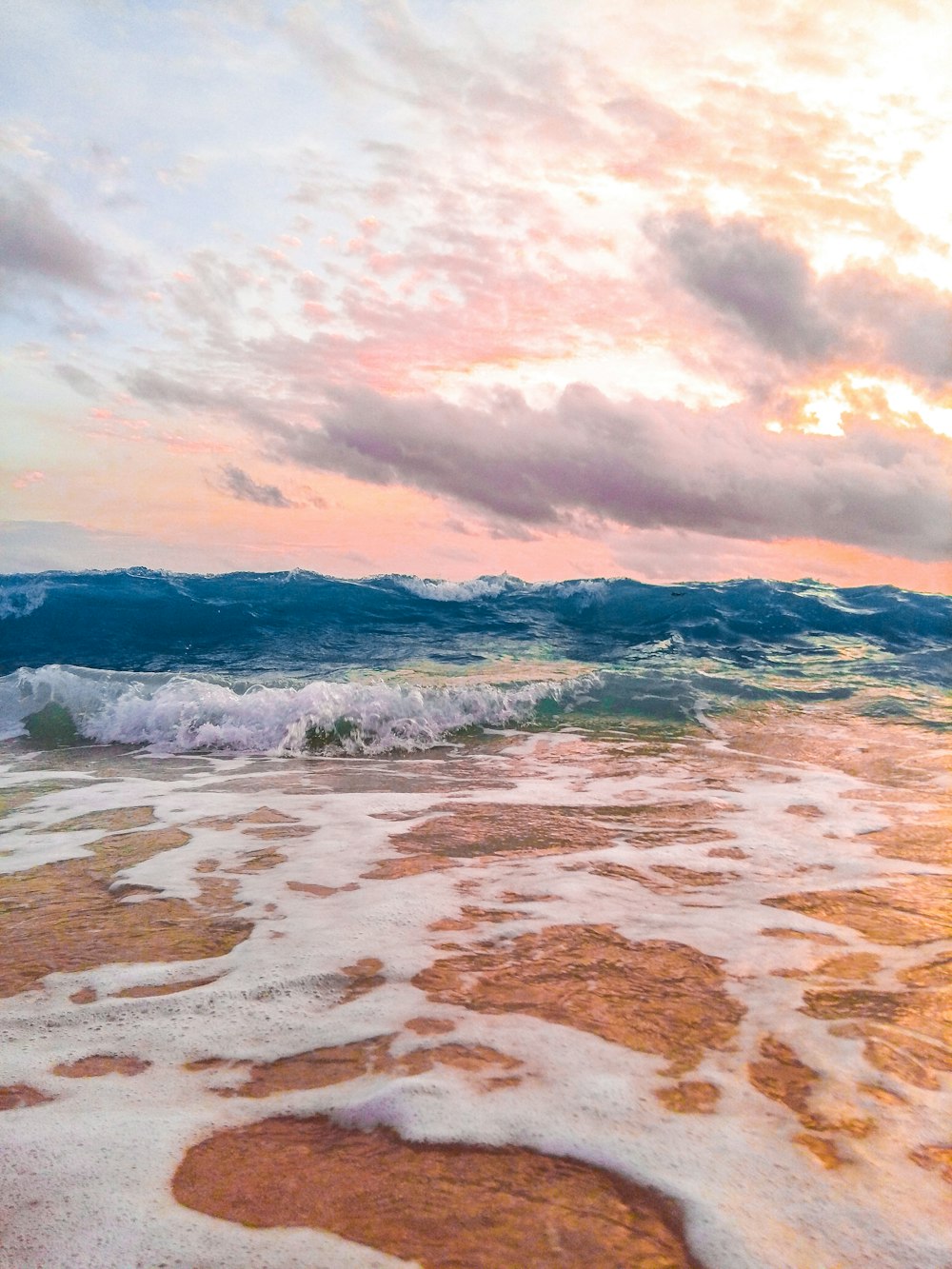 sea waves during daytime