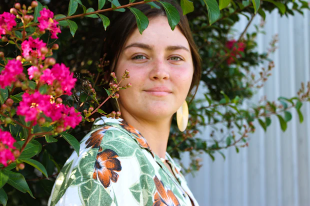 Fotografía de inspiración de moda bohemia con flores, no es un post real del negocio