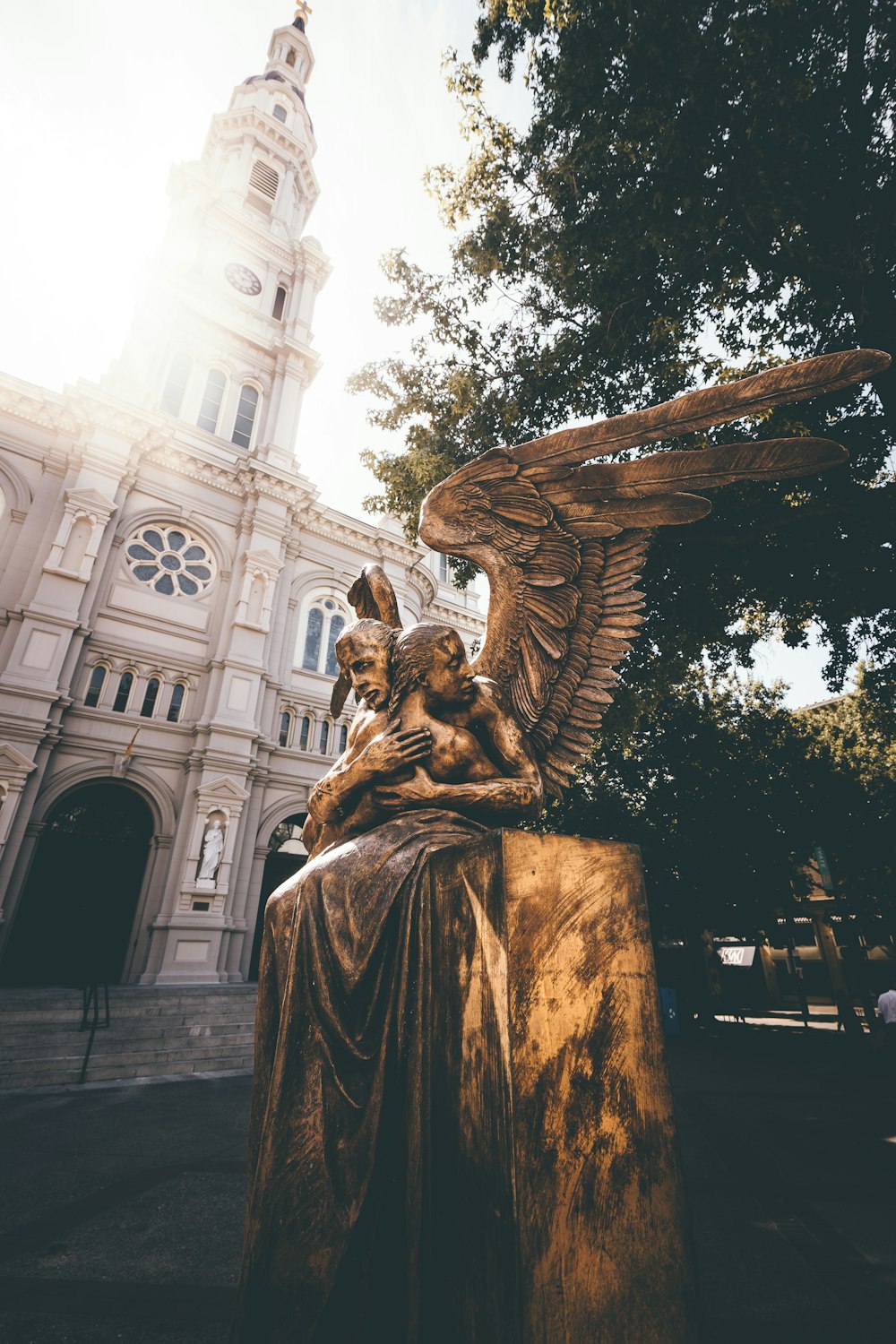 Estatua de ángel abrazando a la mujer