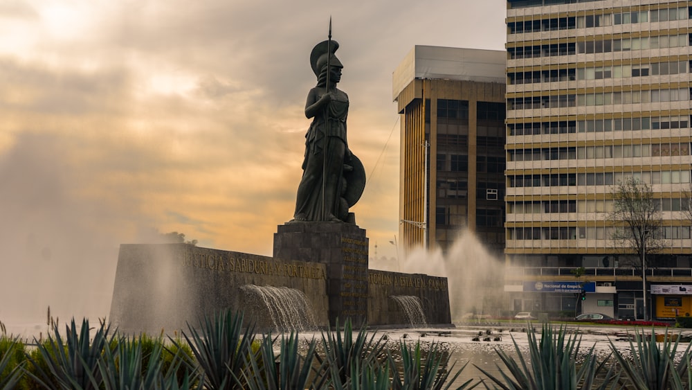 Estatua del caballero gris cerca del edificio