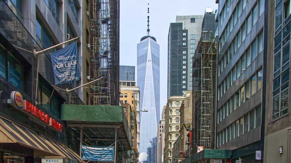 Vue d’un immeuble de grande hauteur depuis la ruelle entre les bâtiments