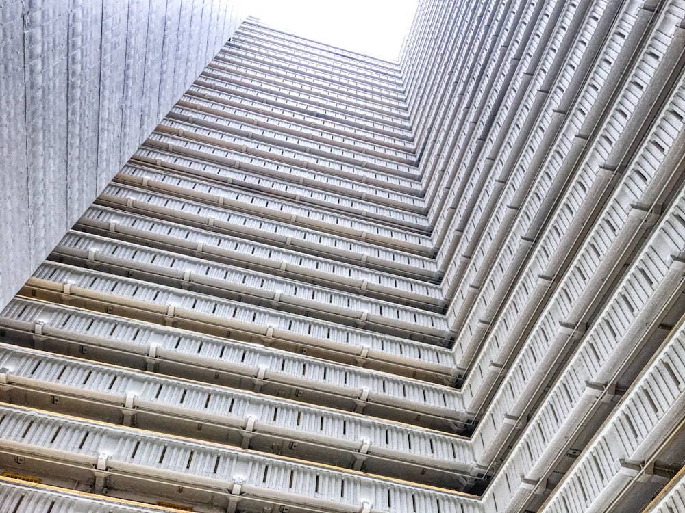 Fotografía de ángulo bajo de un edificio de hormigón gris