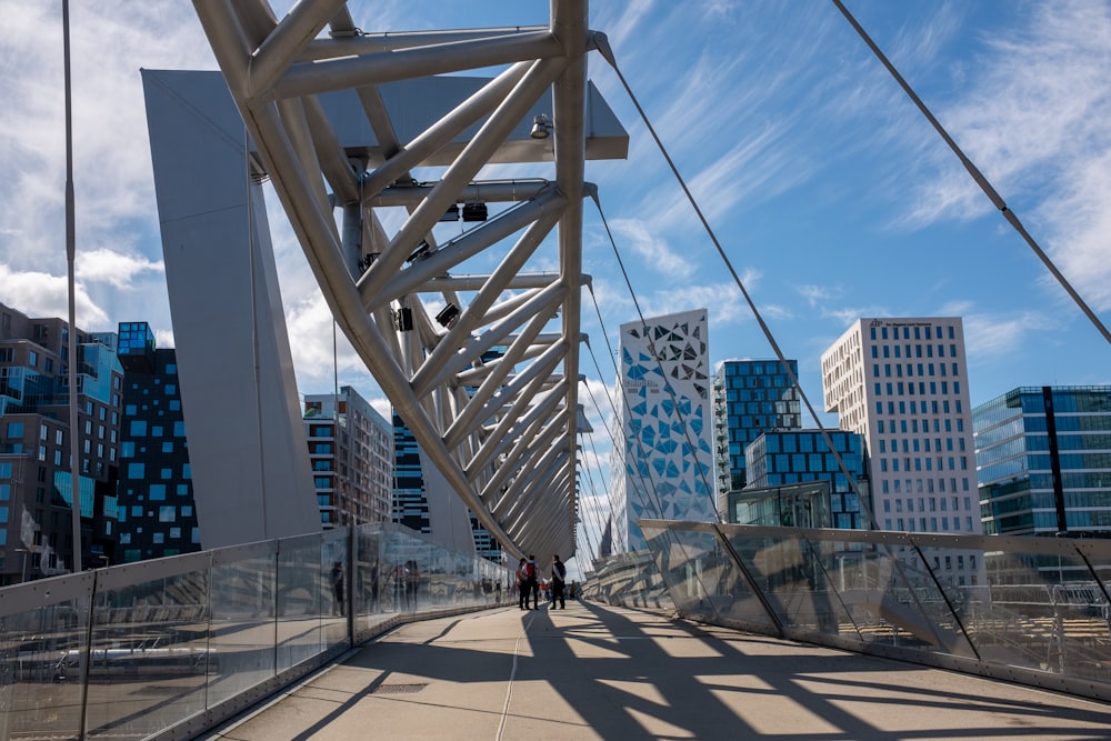 Personnes sur le pont