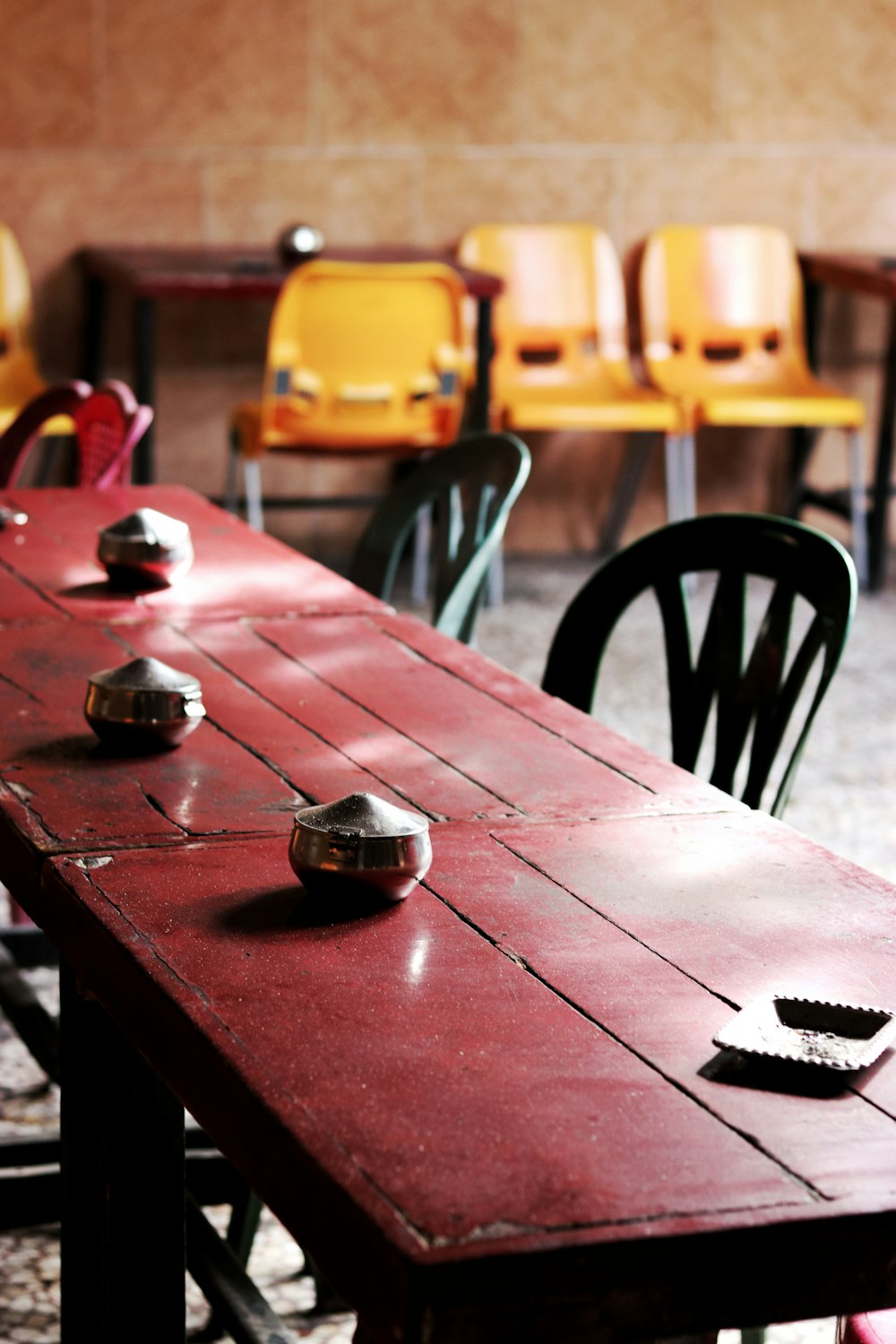 trois pots en acier inoxydable sur une table rouge