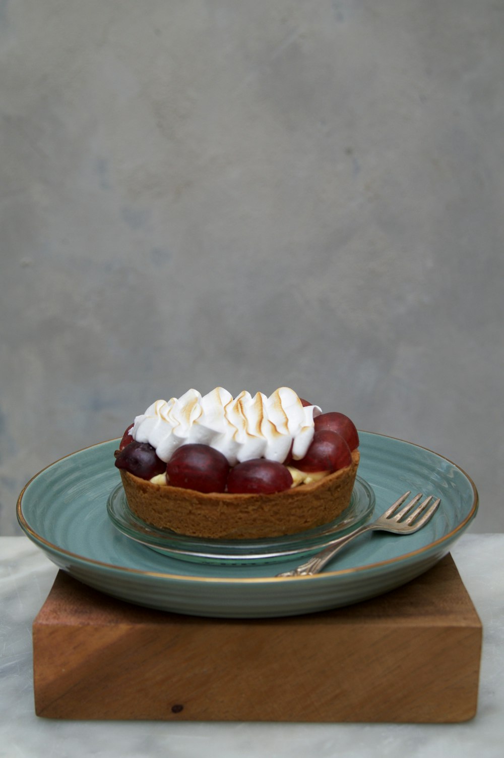 gâteau avec garnitures aux raisins