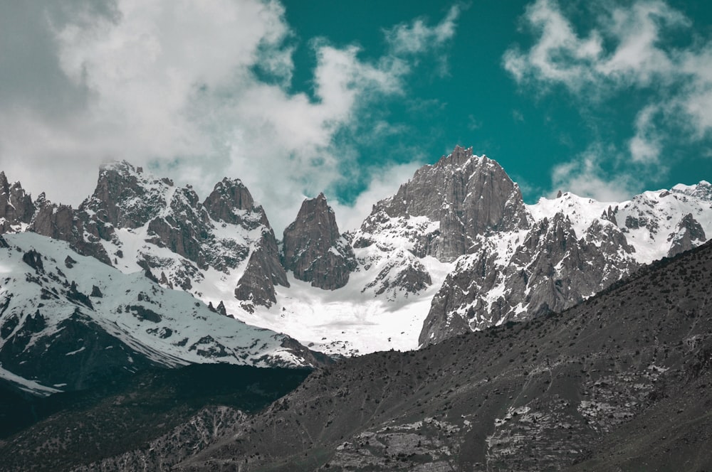 montagna grigia e bianca