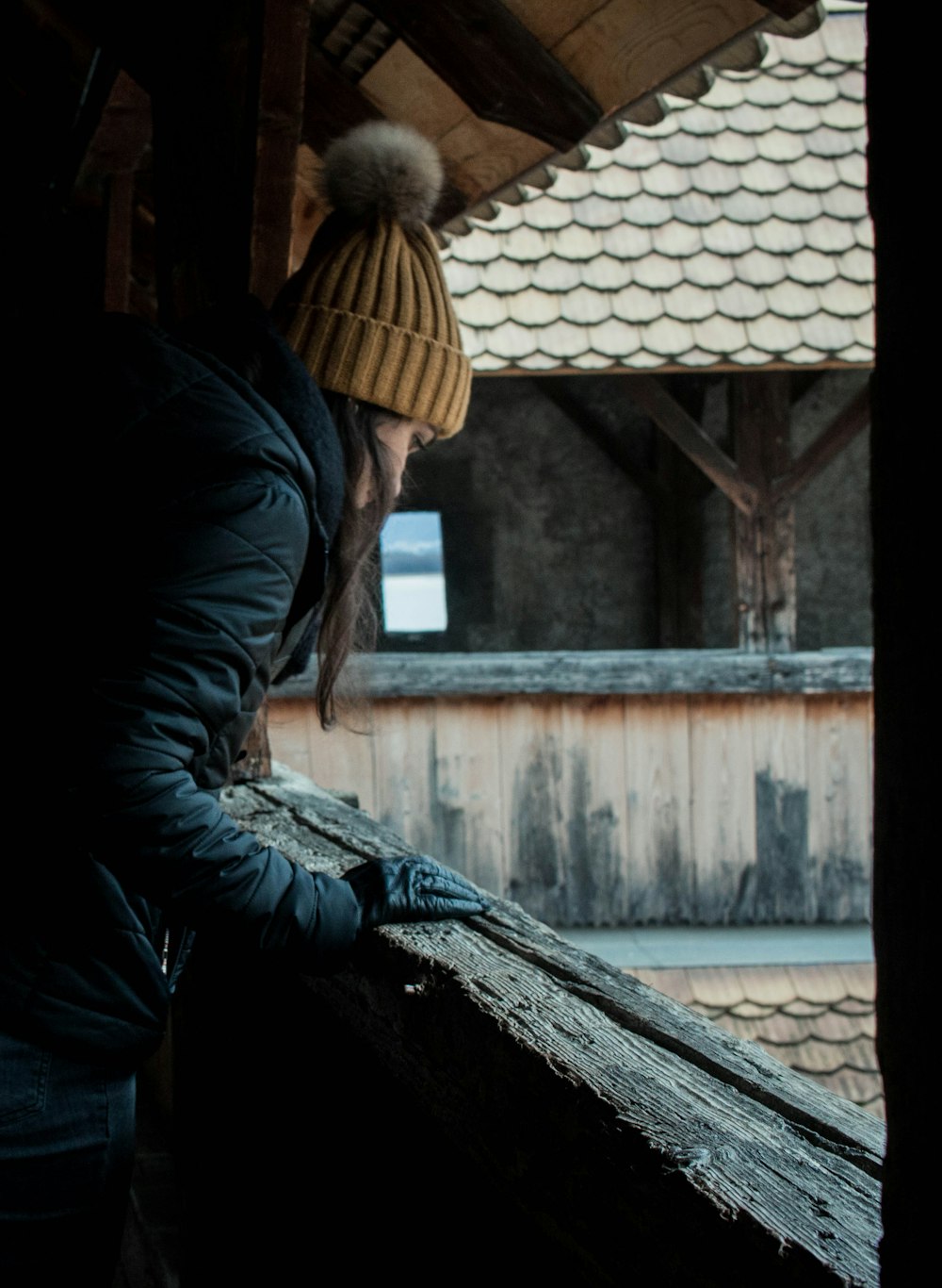 Mujer con gorro de punto marrón