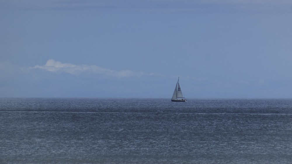 velero blanco y negro en alta mar