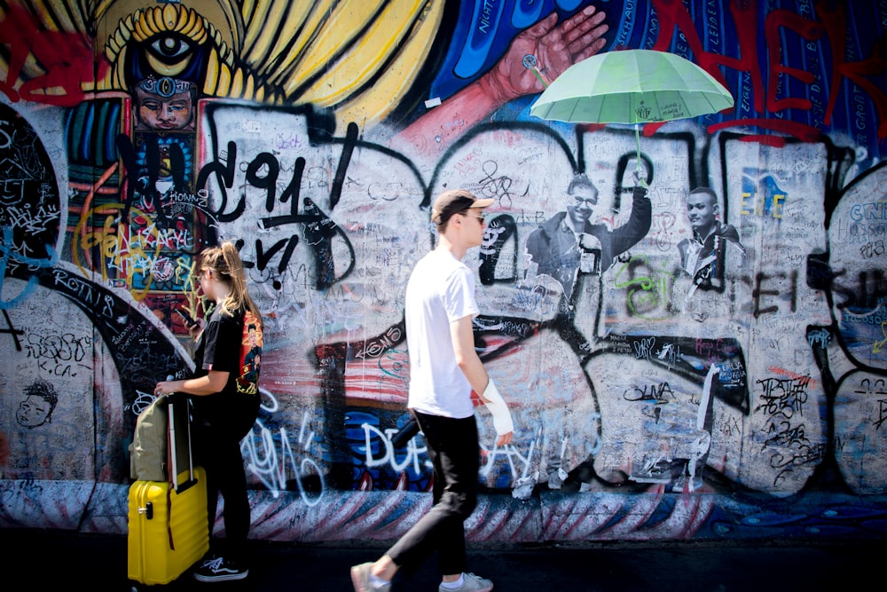 Mann und Frau in der Nähe der Wand mit Malerei