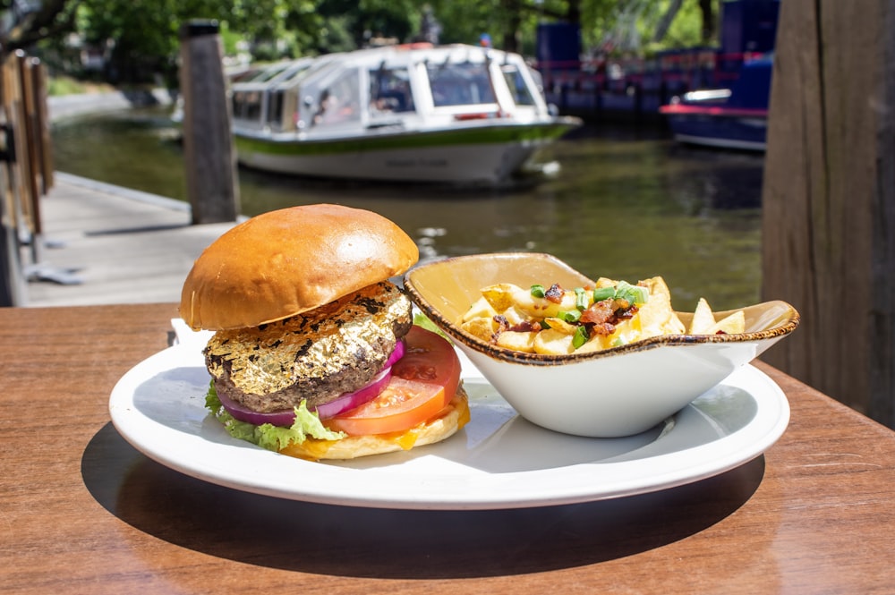 Hamburger et salade sur plateau blanc