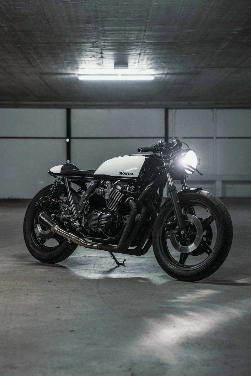 Detalhe de motor e escapamento de moto customizada