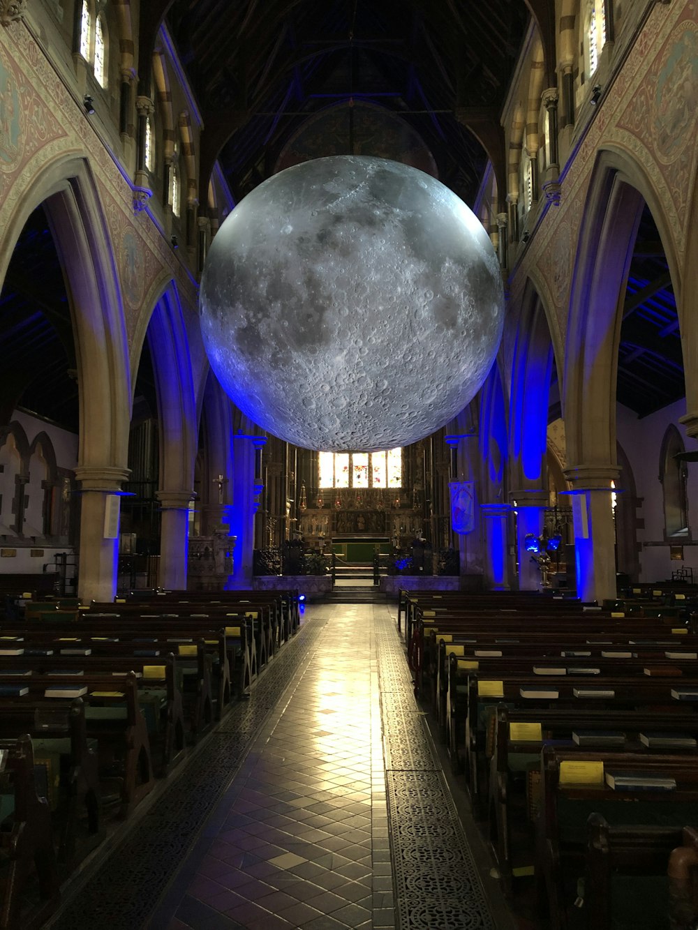 Modelo de luna dentro de una iglesia