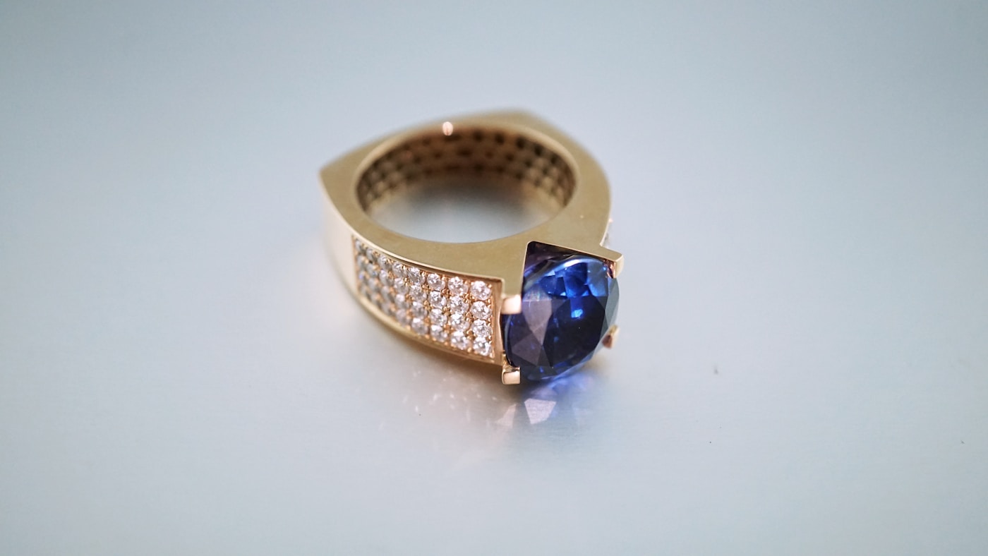 Valencia three-stone with sapphire-side option