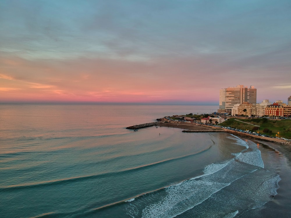 Fotografia de um arranha-céus marrom ao lado da costa durante o dia