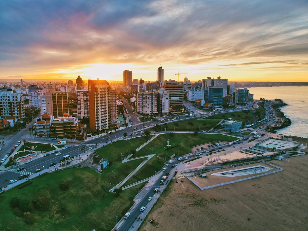 Fotografía aérea de un edificio de gran altura junto a la orilla del mar durante el día