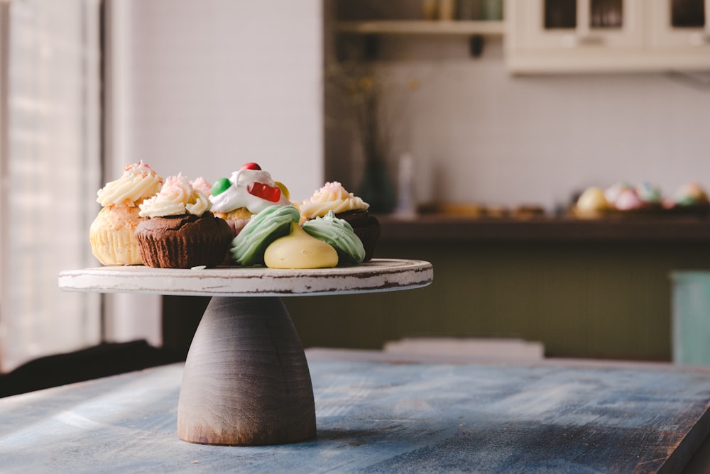 cupcake su tavola di legno rotonda