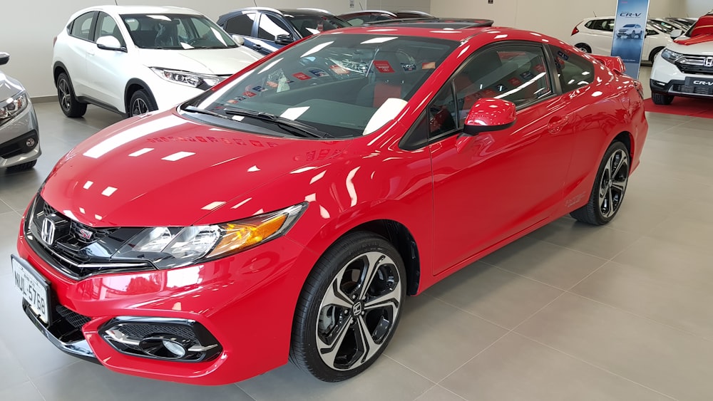 Honda Civic coupé rouge en exposition