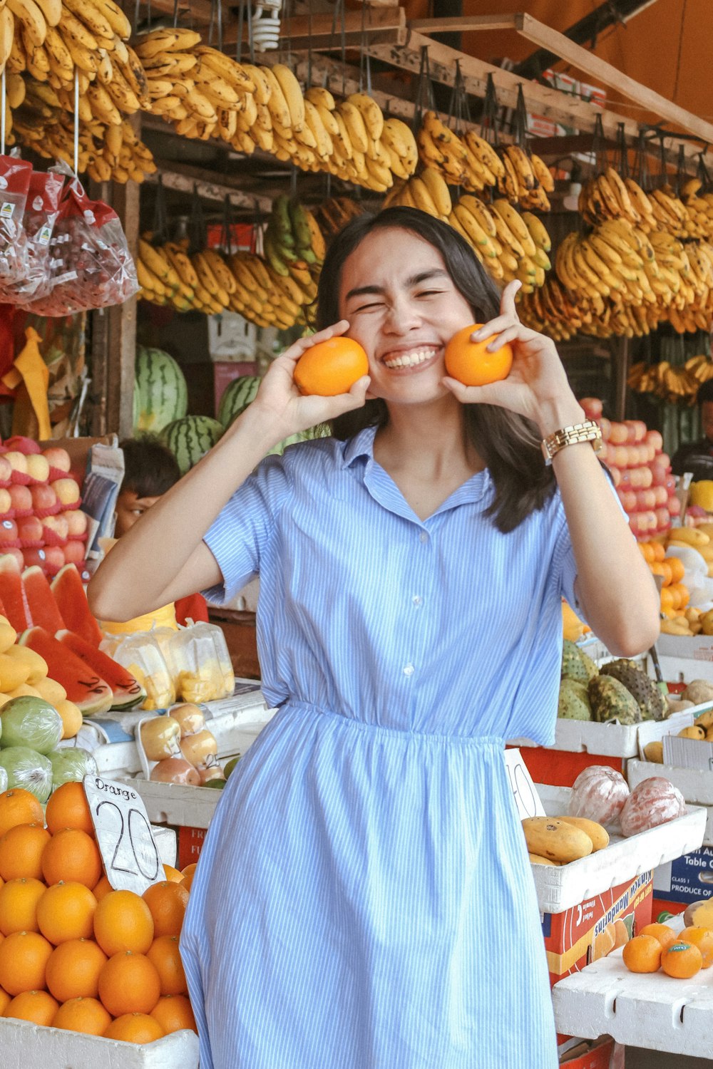 Mujer con vestido azul