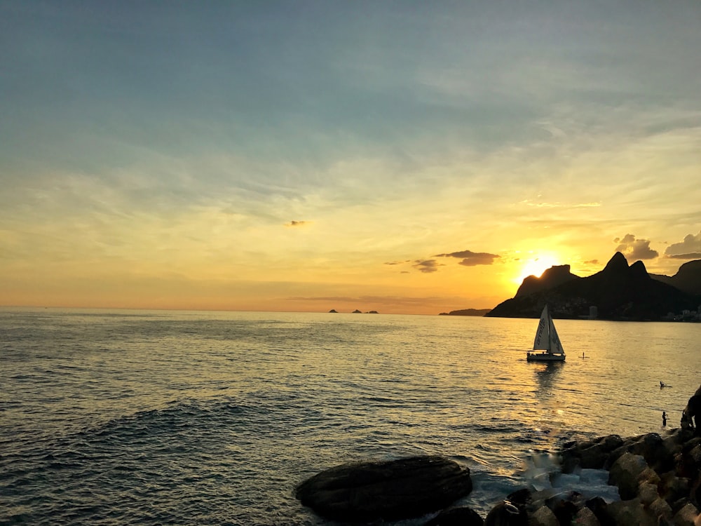 Weißes Segelboot in der Nähe der Insel