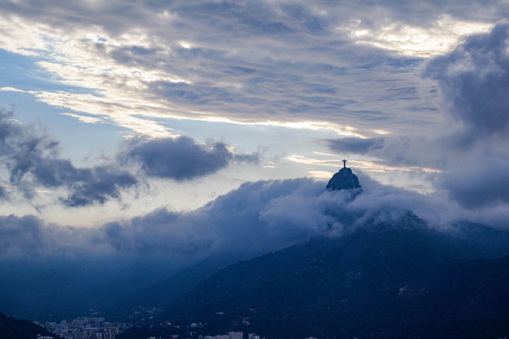 Fotografía de silueta de la cordillera negra durante el día