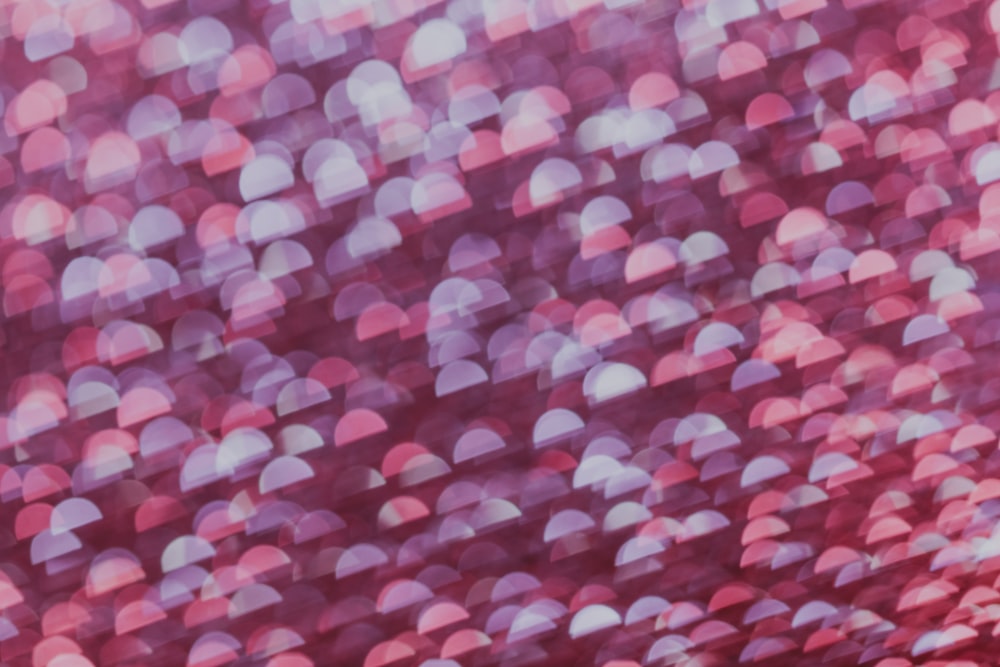 ein verschwommenes Foto mit rotem und rosa Hintergrund
